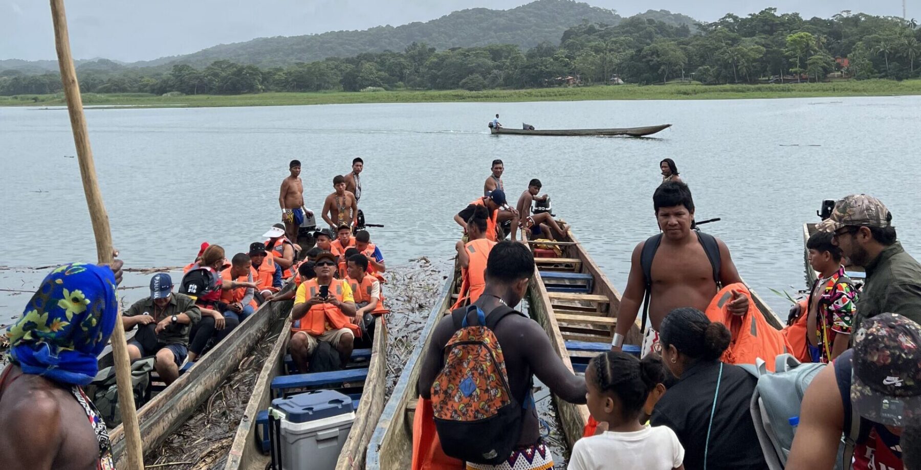 a group gets ready to board traditional Emberá canoes, or “piraguas.”